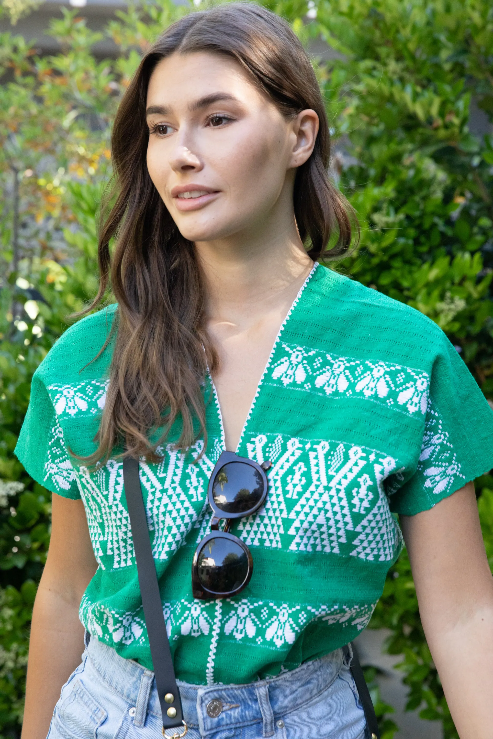 GREEN   WHITE V-NECK CROP